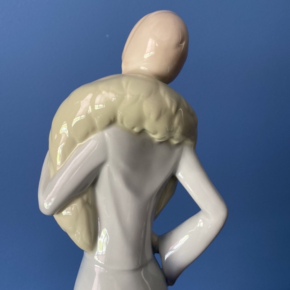 Beautiful Vintage Royal Doulton Reflections Series Chic figurine - Picture 5 of 6